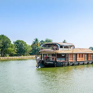*** Hotel Oyo 28400 Relax In Kerala Pamba 3bhk Sharing Houseboat India